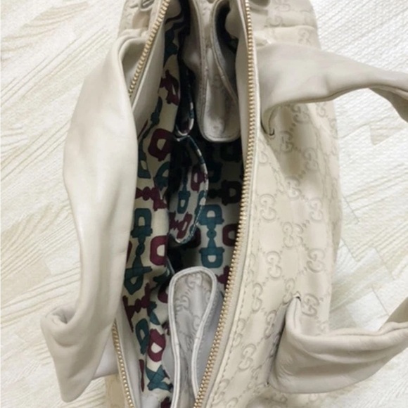 Gucci White Shoulder Bag with Gold Emblem - Picture 6 of 10